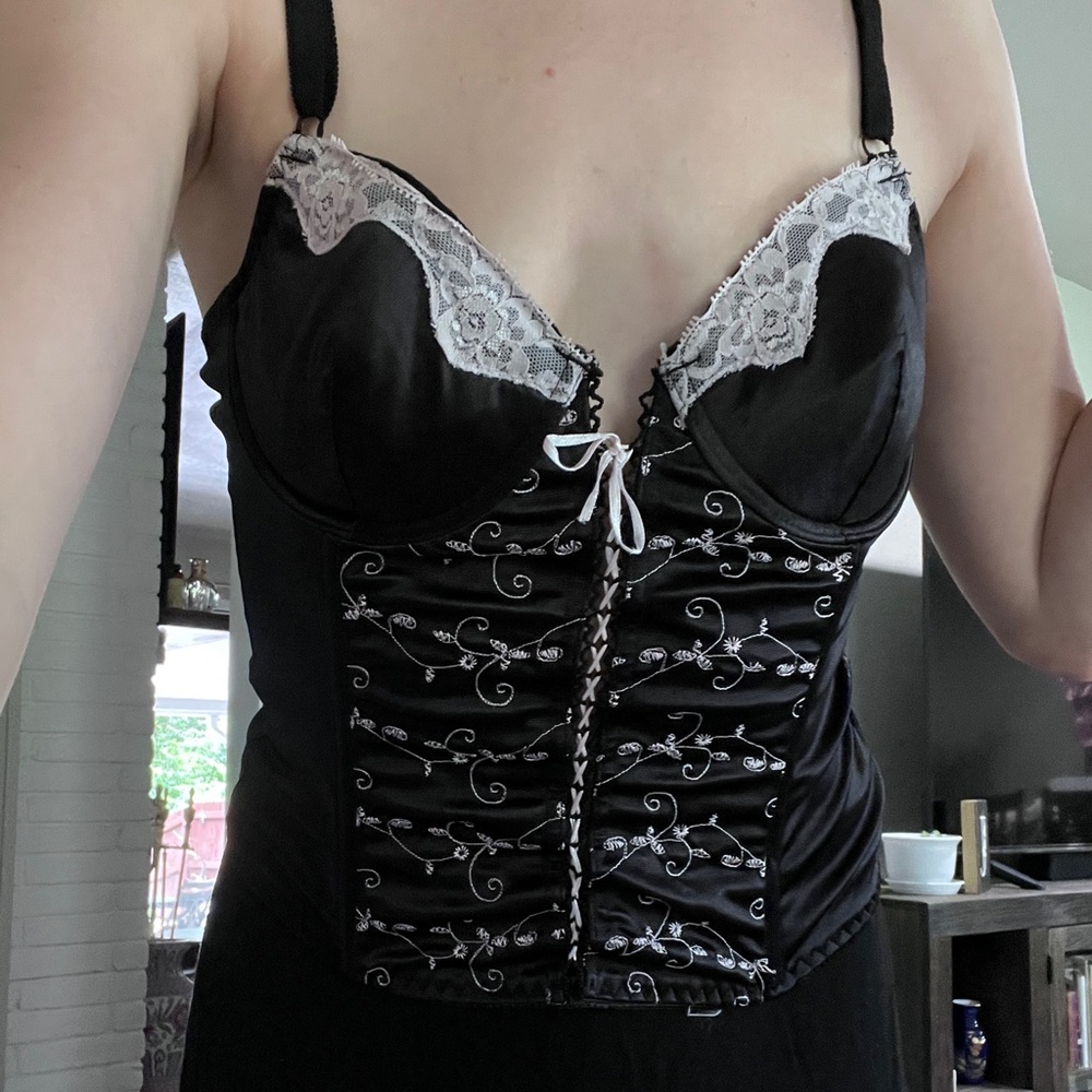 Black corset with pink detailing and bow, embroidered flowers! Embroidery